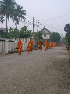 Almosengang der buddhistischen Moenche